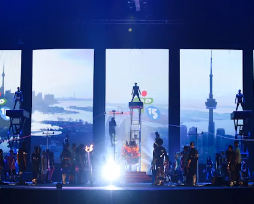 Une performance scénique avec des images de Toronto en arrière-plan lors de la cérémonie d'ouverture des Jeux panaméricains de 2015 à Toronto.
