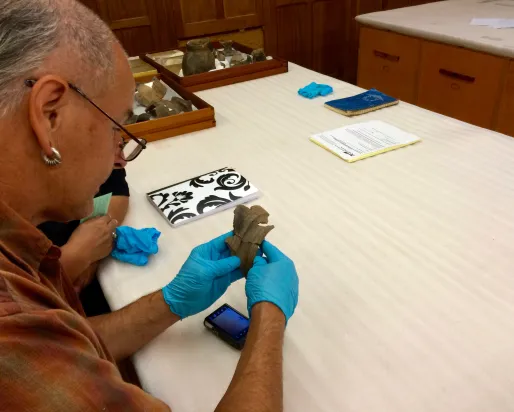 Richard et Catherine examinant des céramiques fabriquées par leurs ancêtres.
