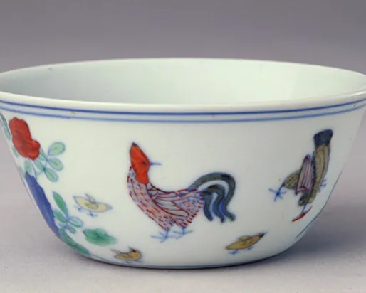 Image du coq représentée sur la tasse en porcelaine.
