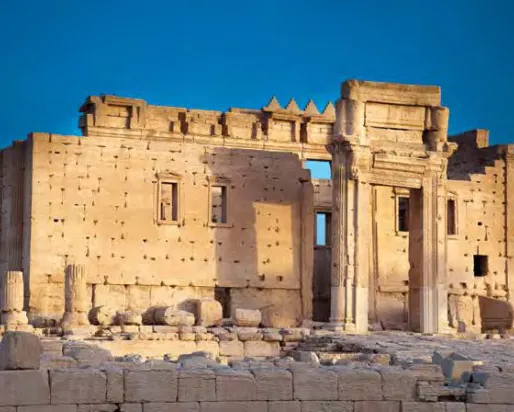 Ruines brunes sur fond de ciel bleu
