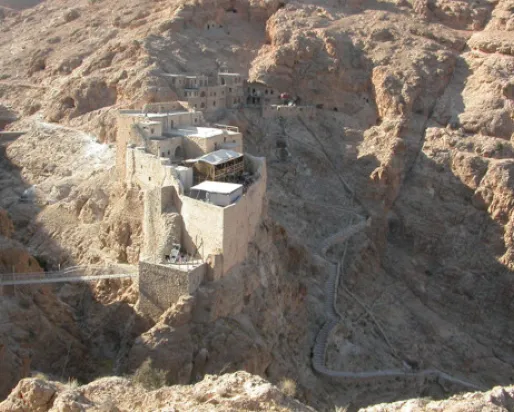 Les principaux bâtiments du monastère de Deir Mar Musa, Syrie, vus du sud, la même vue que les reconstructions du blog.
