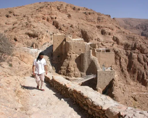 Vue des anciens bâtiments du monastère depuis le sud en 2004, avec le frère Jihad, membre du monastère à l'époque.
