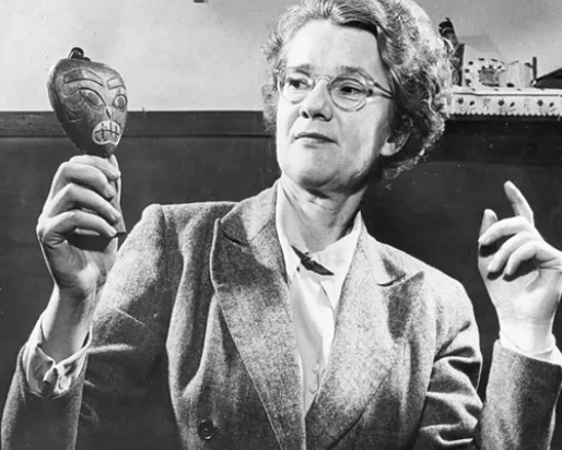 Ella Martin présente un artefact.