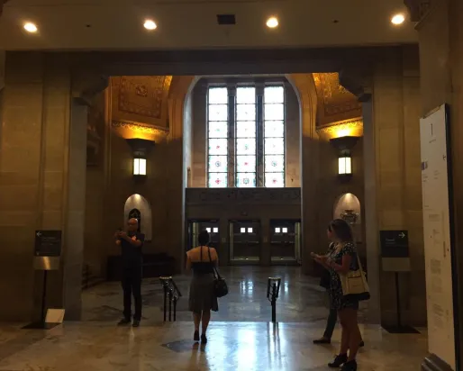 Photo du Musée royal de l'Ontario en regardant vers l'est en direction de la rotonde

