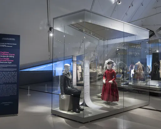 Vue de l'entrée de l'exposition La mode suit la forme
