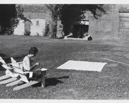 Judy fait sécher une couverture dans le jardin ROM
