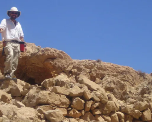 Cette grotte aurait servi de maison à l'un des moines de la communauté de Deir Mar Musa. Le mur à l'avant de la photographie montre qu'ils disposaient d'une petite terrasse à l'extérieur de la grotte, soit pour y vivre, soit pour y cultiver de la nourriture.
