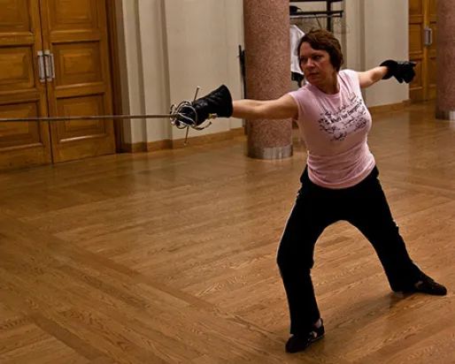 Jacqueline Miller, technicienne en mammalogie du ROM, l'épée à la main lors d'un match d'escrime - toujours prête à relever un défi. Crédit photo Jacqueline Miller
