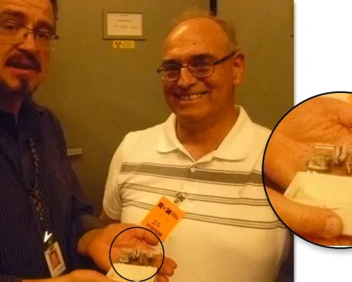 Kevin Seymour et Neal Finn's dans la salle des collections.
