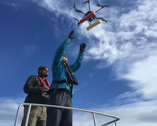 Recherche menée par des scientifiques de la NOAA Fisheries et de l'Aquarium de Vancouver utilisant l'hexacoptère pour capturer des images d'orques afin d'évaluer leur état de santé. Photo de NOAA Fisheries.
