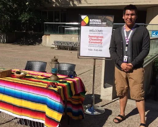 Table d'accueil à l'entrée de l'événement.
