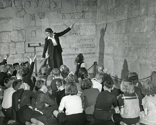 Ella Martin instruit un groupe d'étudiants. Archives ROM SC82
