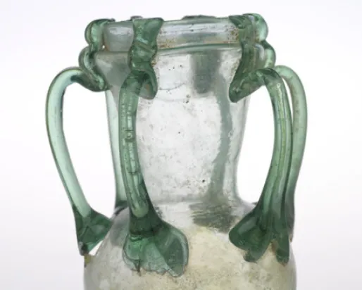 Jarre en verre vert à six anses - Verre soufflé avec anses traînantes, Syrie - Rome tardive - vers 300-425 ap. J.-C., ROM #909.3.41 - Collection Walter Massey - Hauteur 12,9cm Largeur 9,4cm Diamètre 7,6cm. ROM Photographie.
