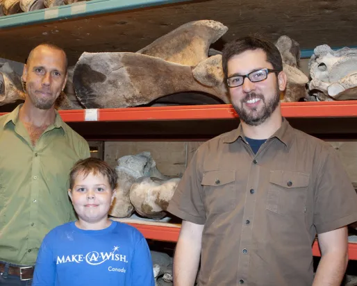 Damien dans la salle de collection avec le Dr Hans Larsson et le Dr David Evans.
