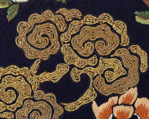 Insigne pour l'épouse d'un fonctionnaire de 3e rang (paon). Chine. Dynastie Qing, 1775 - 1800. Satin brodé de fils de soie et d'or. 950.100.67. Don de Mrs. Sigmund Samuel.