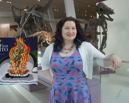 Sarah Elliott avec la couverture du livre The First Mosquito.
