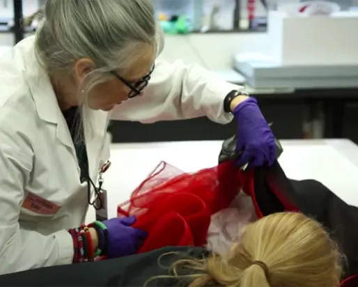 Déballage d'une robe Dior dans le laboratoire textile du ROM.