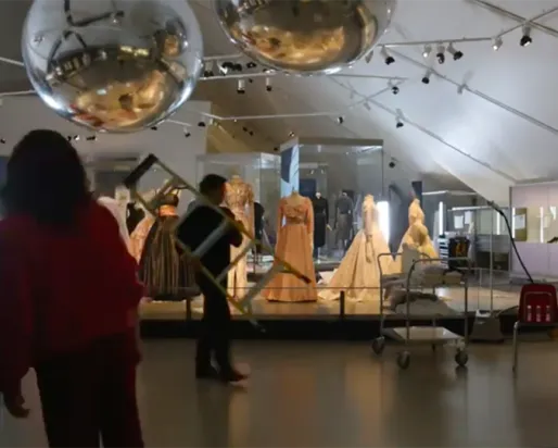 Installation des expositions Dior au ROM.