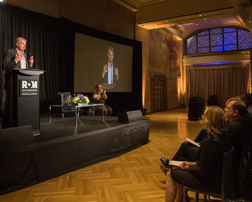 Timothy Snyder s'exprimant lors de la conférence Holtby le 21 novembre 2017. Crédit photo : L Milosjevic
