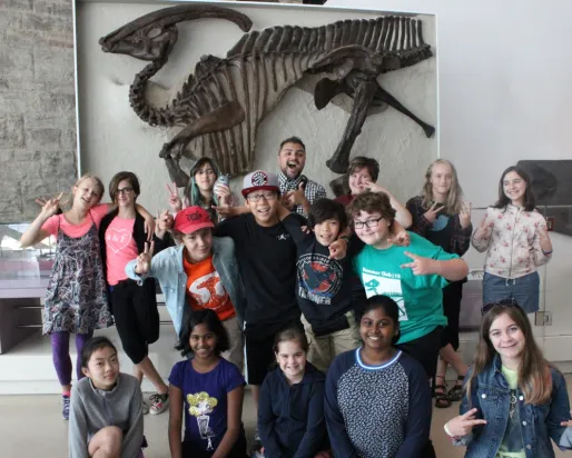 Les enfants volontaires de la ROM explorent la galerie des dinosaures.
