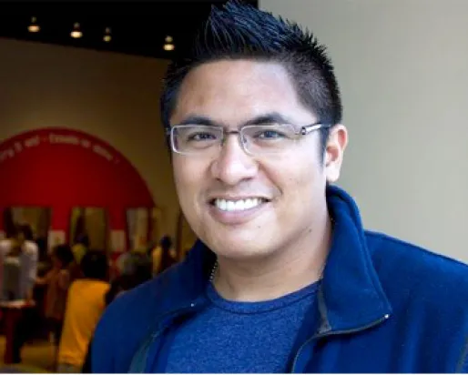 Homme debout dans une galerie
