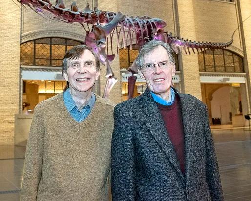 Les frères Paul et John Johnston dans l'atrium du ROM

