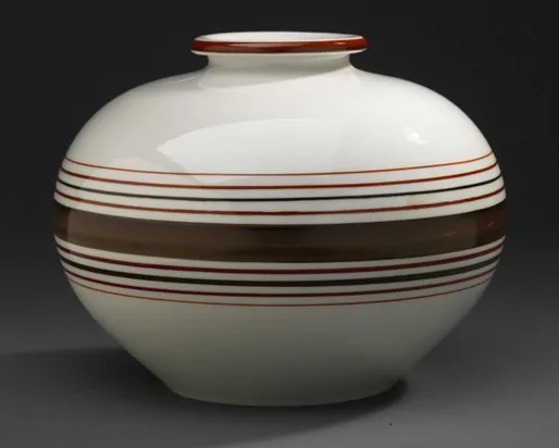 Un vase en porcelaine avec des rayures brunes.