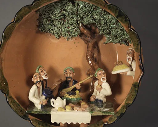 Bol en faïence avec figures moulées.