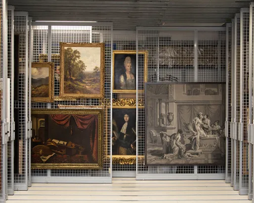 Salle des collections dans un musée