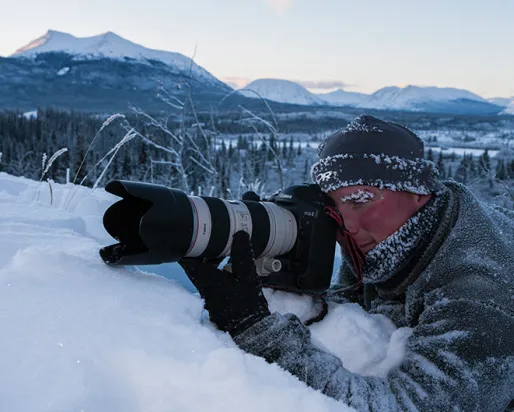 Paul Nicklen au travail près du lac Lewes, Whitehorse, Territoire du Yukon. Photo avec l'aimable autorisation de Paul Nicklen.