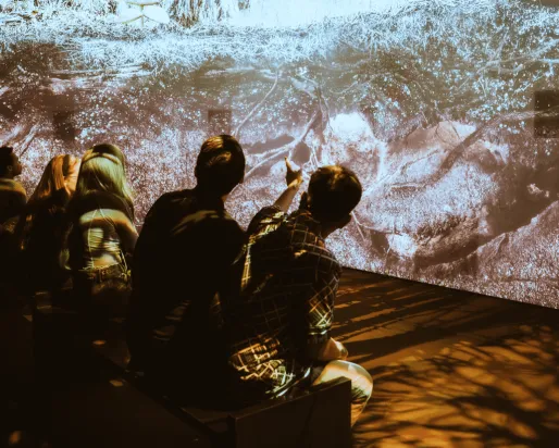 groupe de personnes assises et regardant des écrans immersifs
