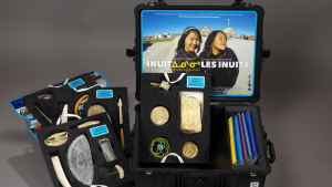 ÉduKit ouvert montrant des objets culturels inuits