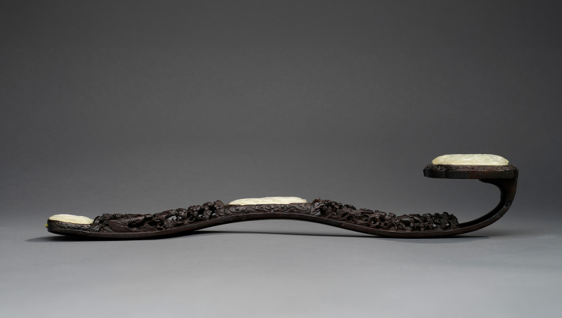 Légende : sceptre Ruyi, jade travaillé et poli, dynastie Qing, 1644-1912, Chine, 987.46.1. Crédit : © ROM. Don de M. et Mme Bernard Strong.