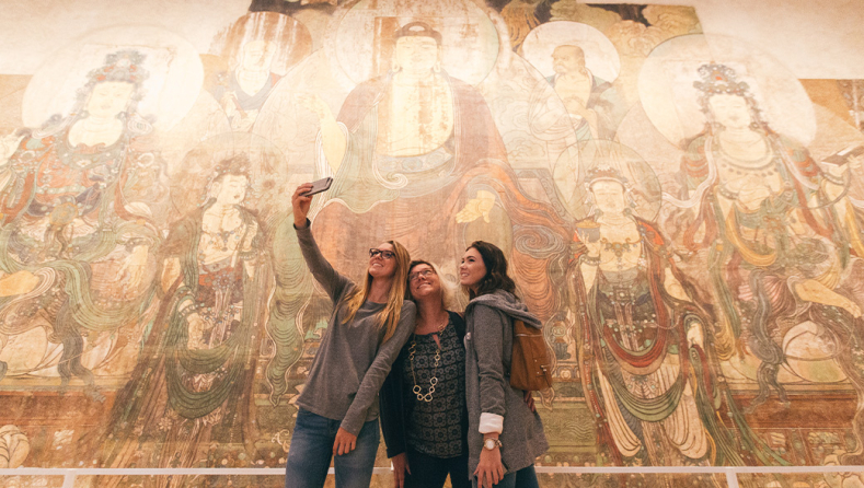 Selfie de groupe devant le mur