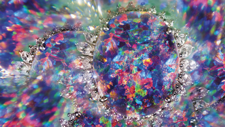 Une opale noire sertie de diamants, formant un véritable caléidoscope reflétant toutes les couleurs de l'arc-en-ciel dans de nombreuses directions.