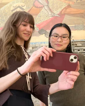 Two people chatting about a photograph taken on a mobile phone