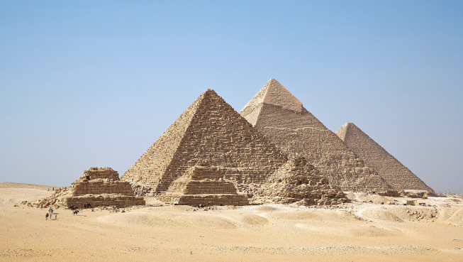 The pyramids at Giza, Egypt. © Ricardo Liberato, Wikimedia Commons, 2006.