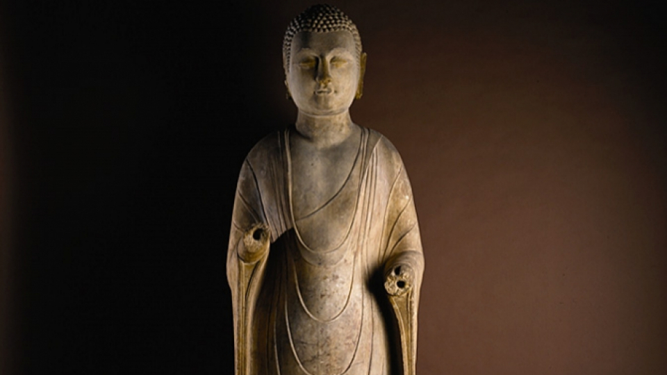 Statue en marbre de Bouddha debout, mesurant trois mètres de haut et datant du 6e siècle de notre ère.