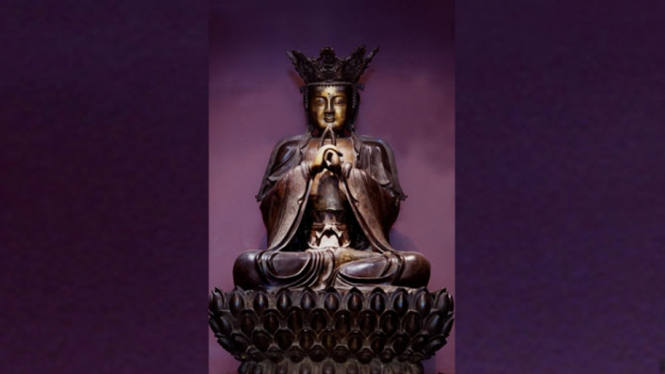 La statue en bronze du Bouddha Vairocana trône majestueusement dans le Hall Samuel-Galerie Currelly. .