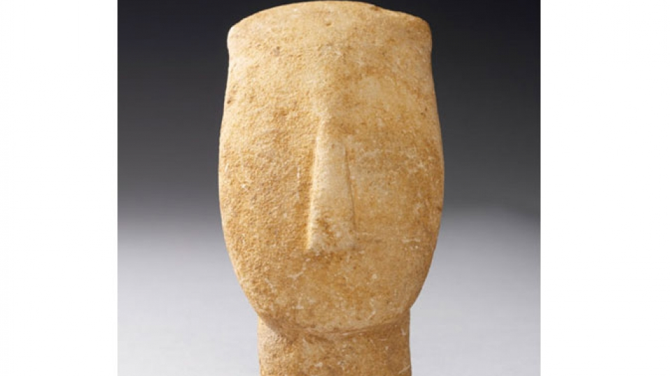 La culture cycladique du néolithique se distingue par ses figurines féminines schématiques, façonnées dans le marbre blanc de ces îles à l’aide d’outils en pierre, bien avant l’introduction du métal.