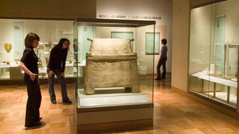 En plein cœur de la galerie, ce superbe larnax (sarcophage) du XIIe siècle av. J.-C. est un produit de la civilisation minoenne, en Crète.