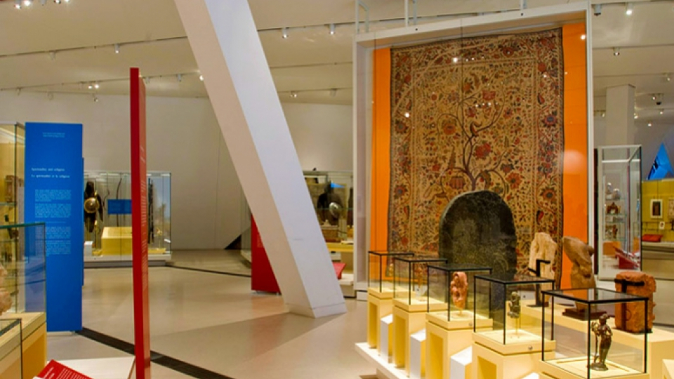 La plus grande vitrine permanente du ROM contient des textiles fragiles d’Asie du Sud
