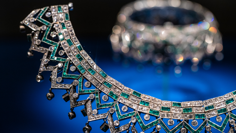 Anklets (or Necklace when put together). About 1920–1925. Platinum set with emeralds and diamonds. Private collection.