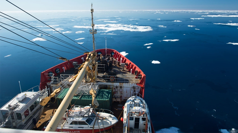 Le Sir Wilfrid Laurier, brise-glace de la Garde côtière canadienne utilisé pour transporter l’équipe partie à la recherche du HMS Terror, navigue sur les eaux calmes mais glacées de l’Arctique vers la zone de recherche. © Parcs Canada / Thierry Boyer