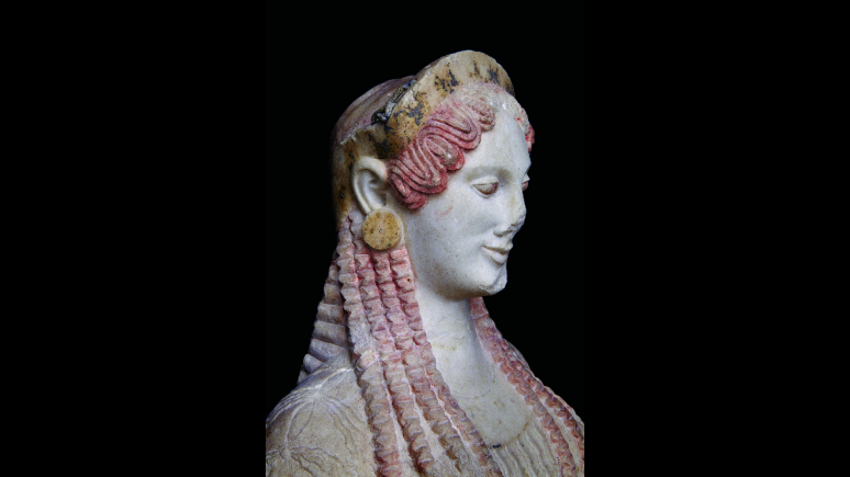 Détail de la Koré 670, profil du côté droit du visage avec sa  couronne et et une boucle d'oreille 