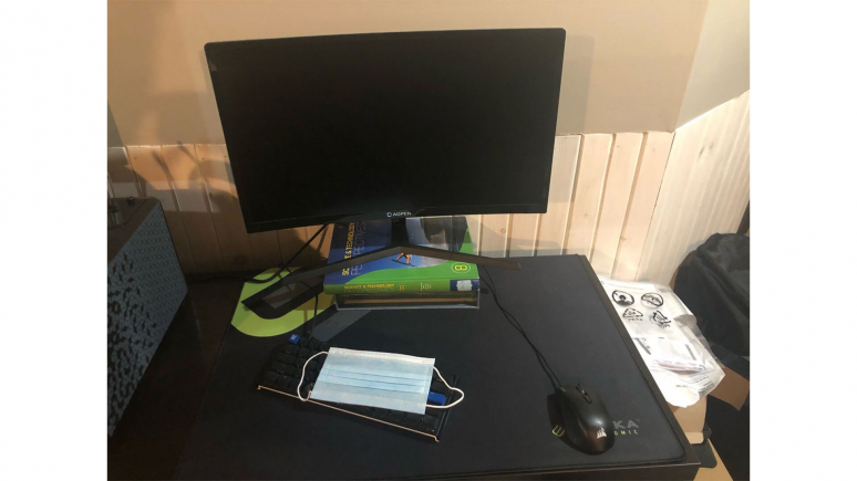 Image d’une table sur laquelle sont posés un écran, une souris et un clavier d’ordinateur recouvert d’un masque.