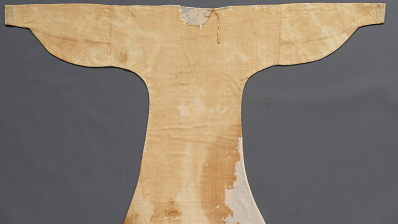 Fine linen tabby trimmed in silk twill Egypt, 8th - 12th century
