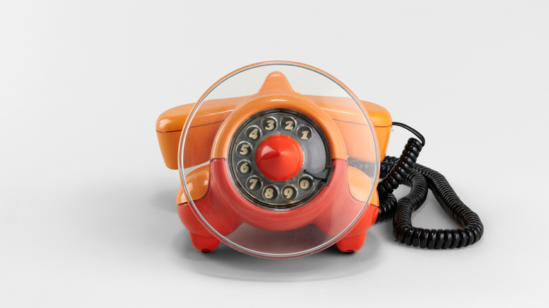 Téléphone Alexander Graham Bell, modèle 450, (série Imagination), v. 1977, John Tyson (né en 1942 ; designer),  Northern Electric Company (devenu Nortel Networks ; fabricant), plastique. Image ©ROM.