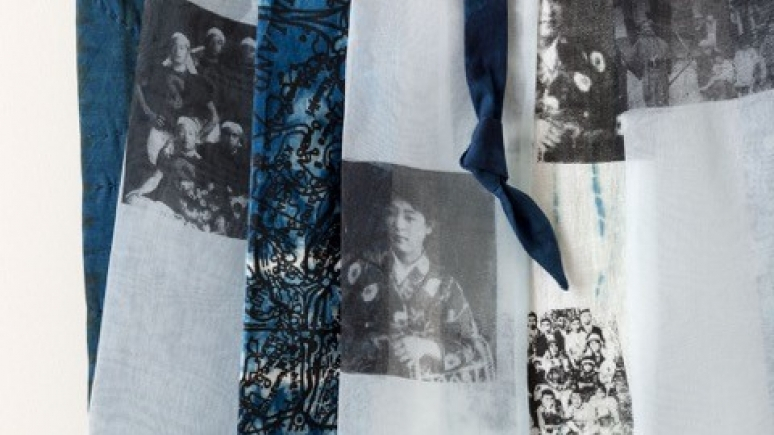 Gros plan d'un tissu bleu (Yvonne Wakabayashi).