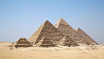 The pyramids at Giza, Egypt. © Ricardo Liberato, Wikimedia Commons, 2006.
